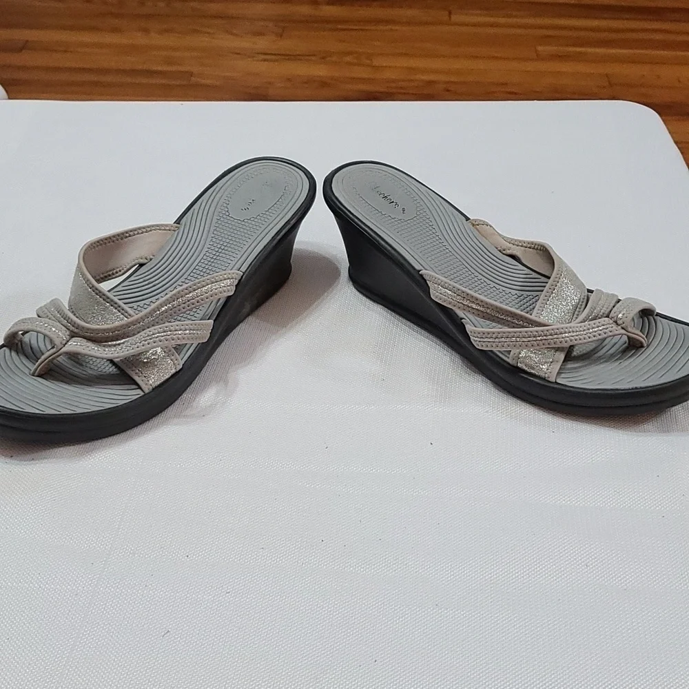 Skechers Womens Wedge‎ Sandals Strappy Shimmery Silver Approx Sz 10 GUC READ
